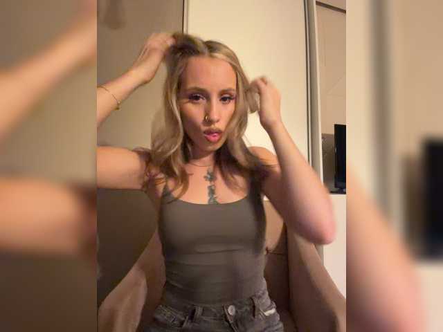 Crystal1-1 live cam on BongaCams