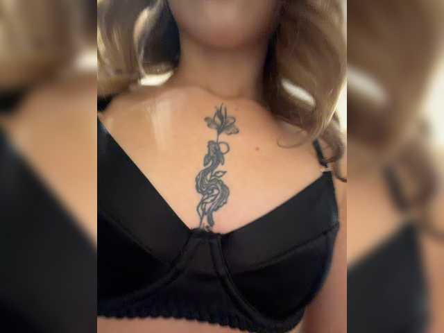 Crystal1-1 live cam on BongaCams