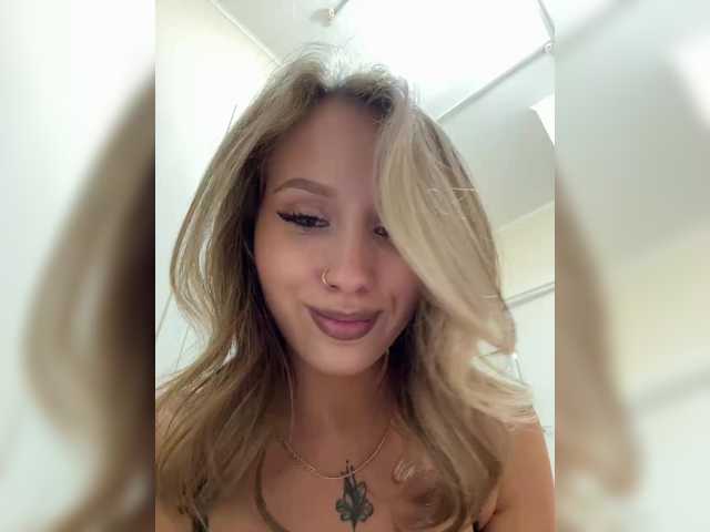 Crystal1-1 live cam on BongaCams