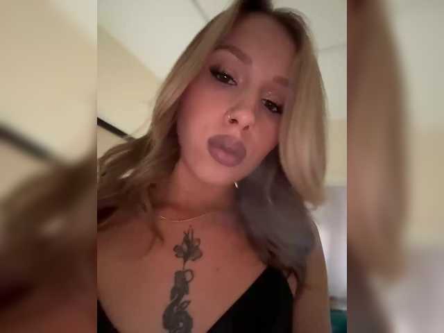 Crystal1-1 live cam on BongaCams