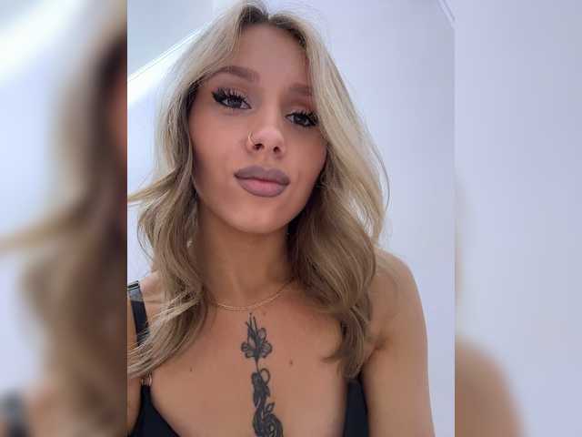 Crystal1-1 live cam on BongaCams