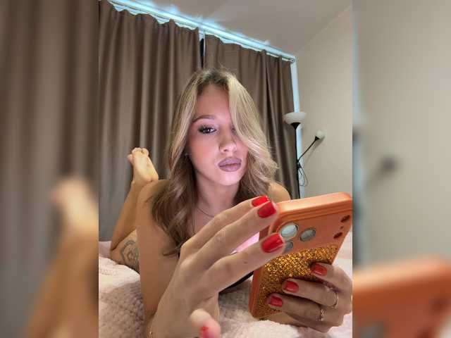 Crystal1-1 live cam on BongaCams