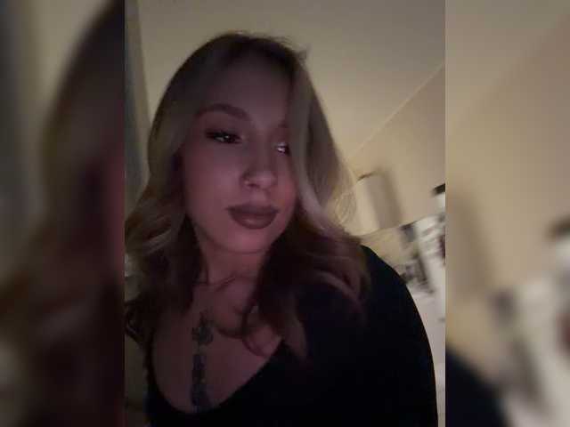 Crystal1-1 live cam on BongaCams