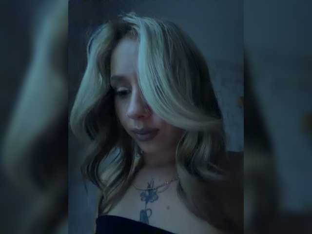 Crystal1-1 live cam on BongaCams