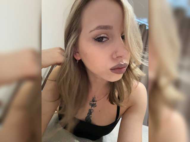 Crystal1-1's BongaCams show and profile