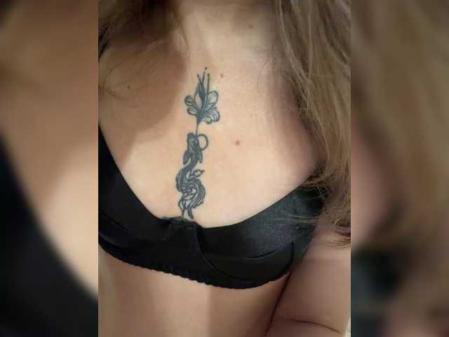 Crystal1-1 live cam on BongaCams