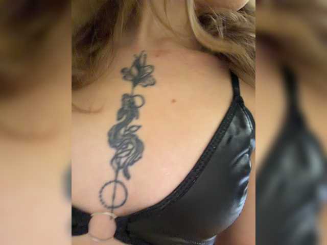 Crystal1-1 live cam on BongaCams