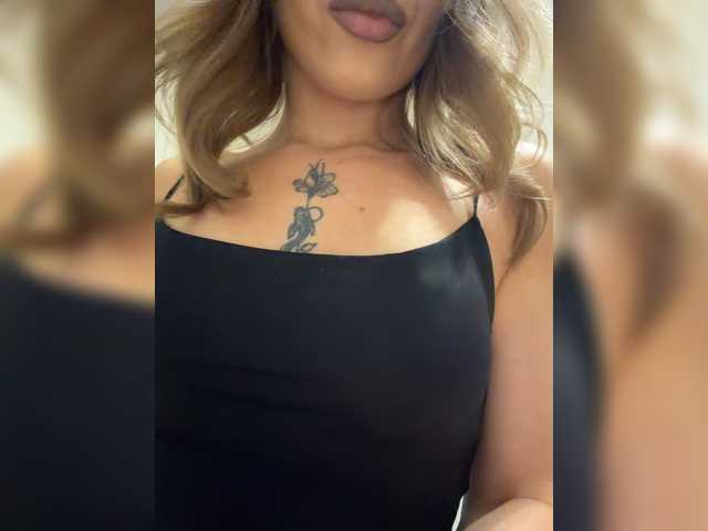 Crystal1-1 live cam on BongaCams