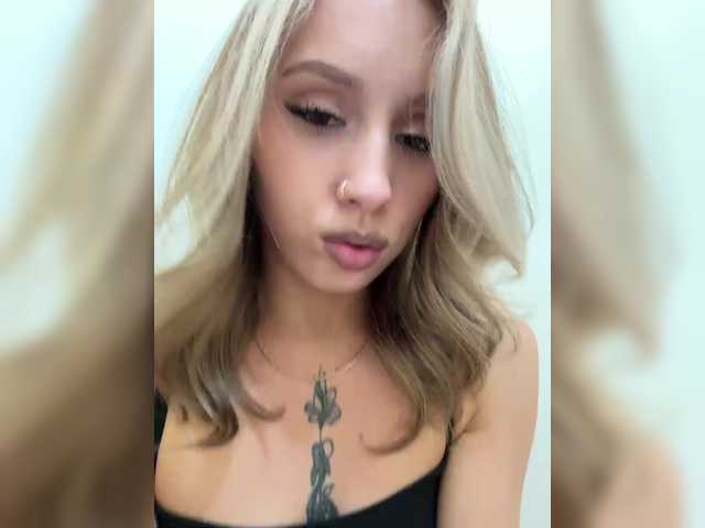 Crystal1-1 live cam on BongaCams