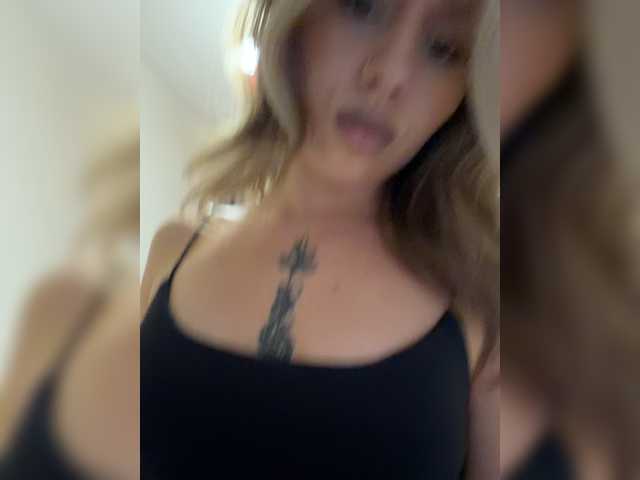Crystal1-1 live cam on BongaCams