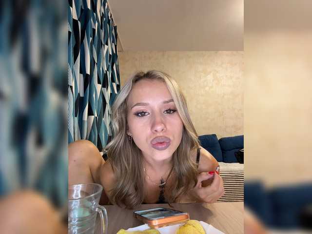 Crystal1-1 live cam on BongaCams
