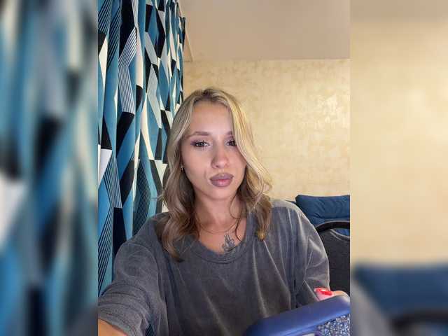 Crystal1-1 live cam on BongaCams