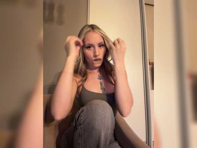 Crystal1-1 live cam on BongaCams