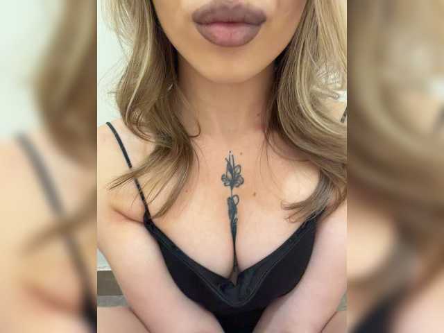 Crystal1-1 live cam on BongaCams