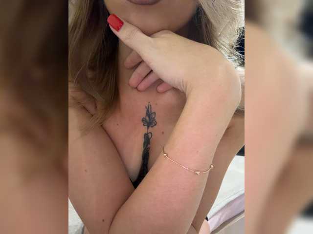 Crystal1-1 live cam on BongaCams