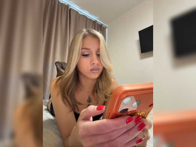 Crystal1-1 live cam on BongaCams