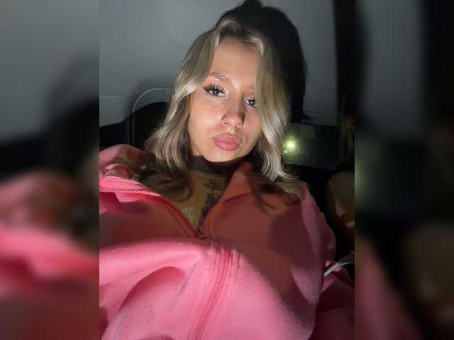 Crystal1-1 live cam on BongaCams