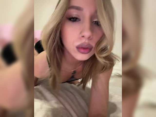 Crystal1-1's BongaCams show and profile