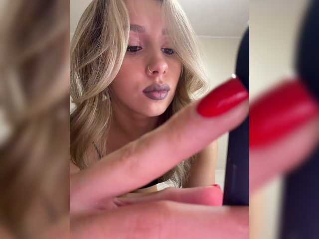 Crystal1-1 live cam on BongaCams