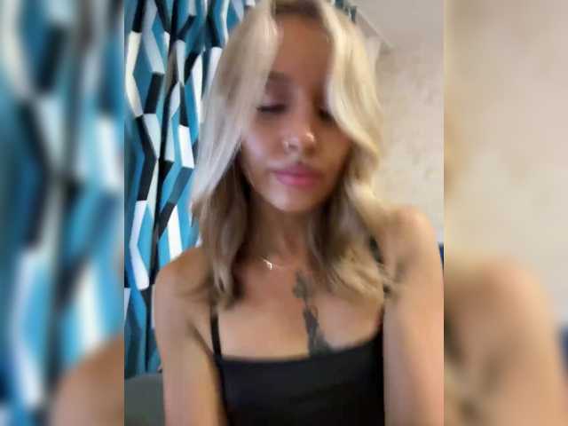 Crystal1-1 live cam on BongaCams