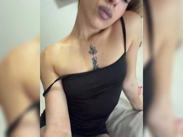 Crystal1-1 live cam on BongaCams