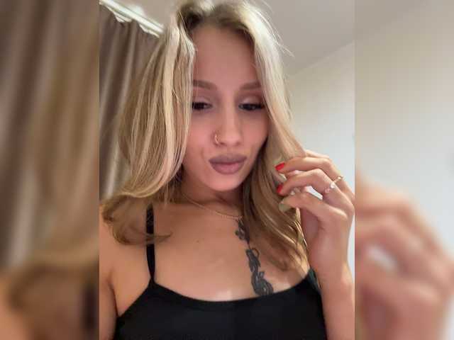 Crystal1-1 live cam on BongaCams