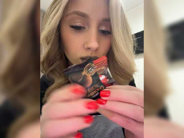 Crystal1-1 live cam on BongaCams
