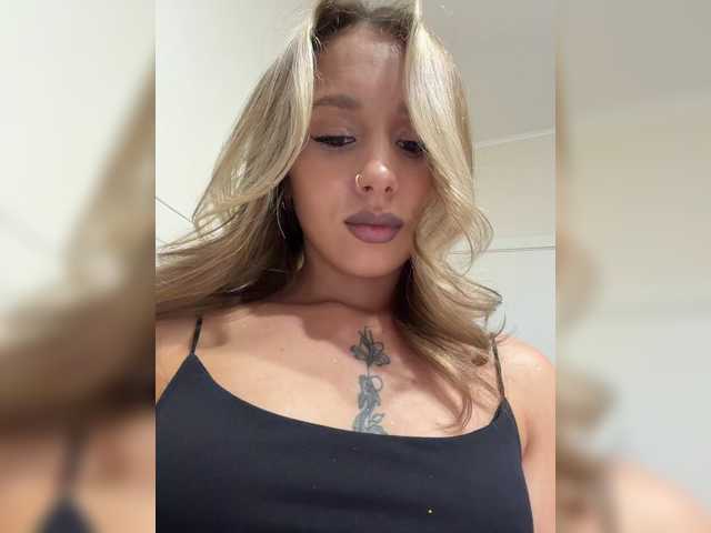 Crystal1-1 live cam on BongaCams