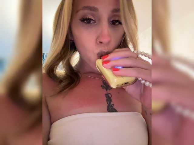 Crystal1-1 live cam on BongaCams