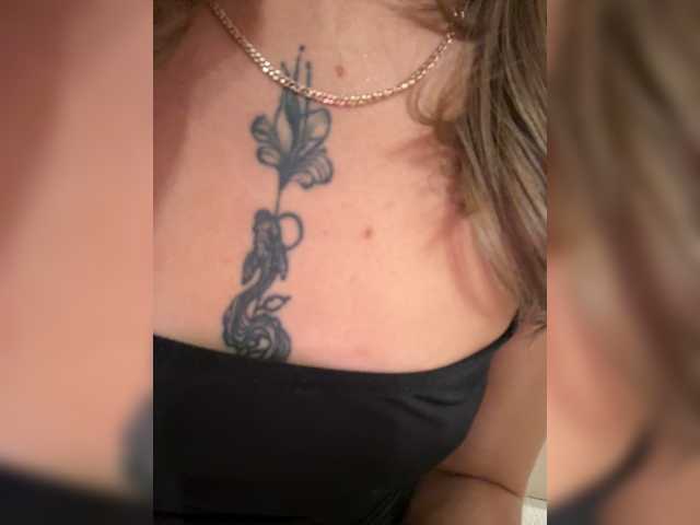 Crystal1-1 live cam on BongaCams