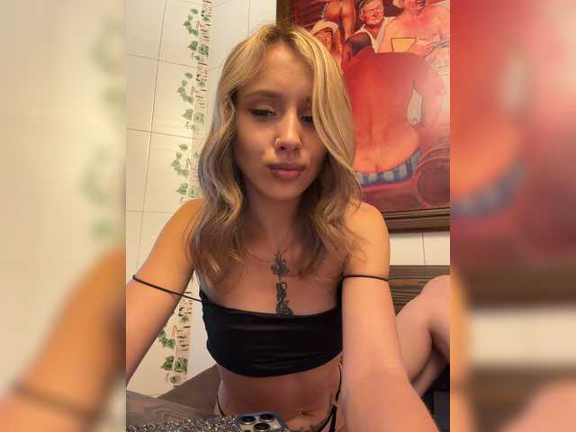 Crystal1-1 live cam on BongaCams