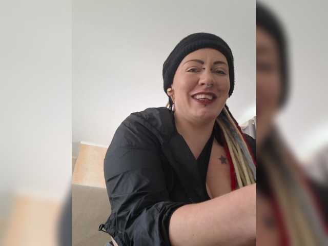 Pinkthehawk live cam on BongaCams