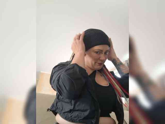 Pinkthehawk webcam
