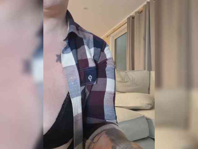 Pinkthehawk webcam