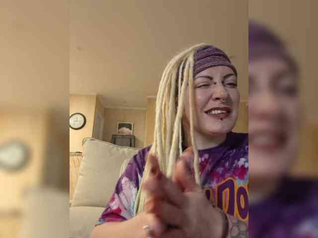 Pinkthehawk webcam