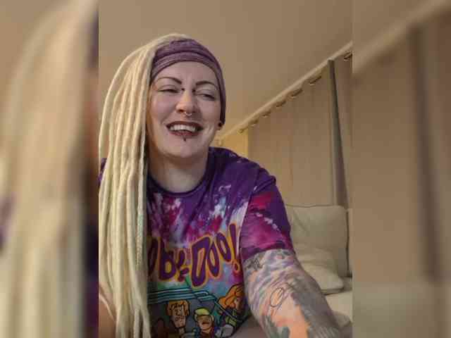 Pinkthehawk webcam