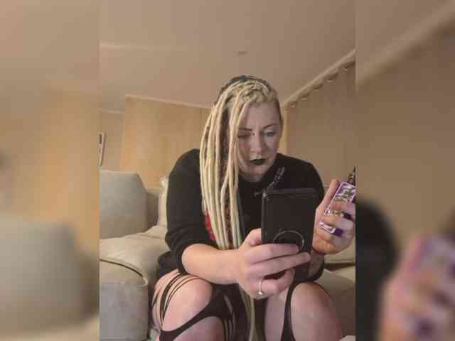 Pinkthehawk webcam