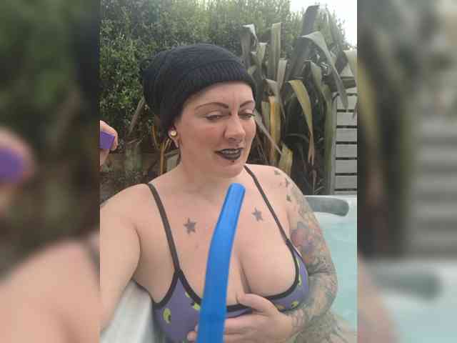 Pinkthehawk webcam
