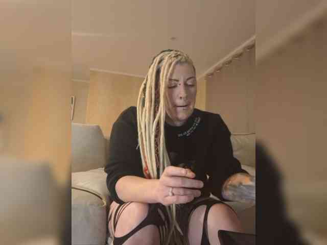 Pinkthehawk webcam