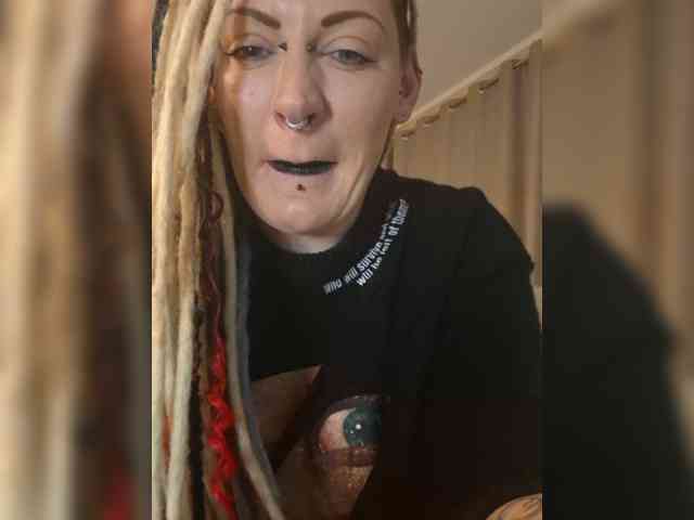 Pinkthehawk webcam