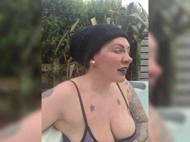 Pinkthehawk webcam