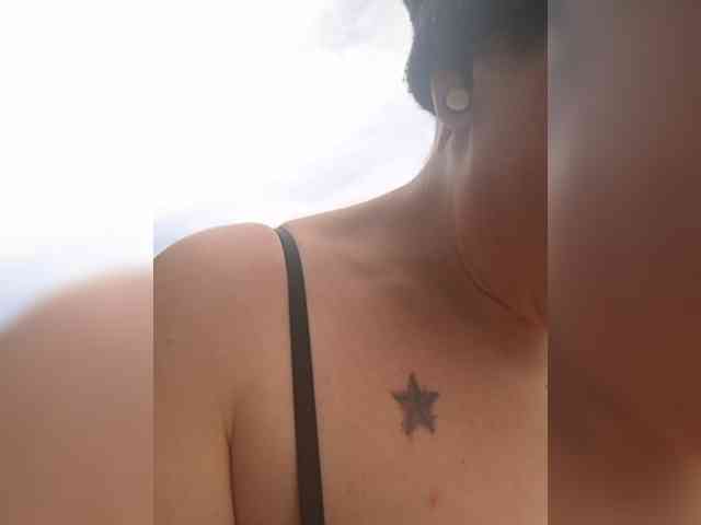 Modelo: Pinkthehawk