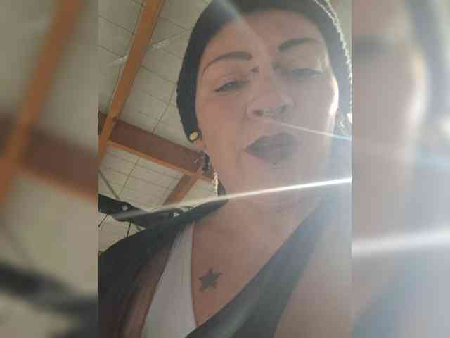 Modelo: Pinkthehawk