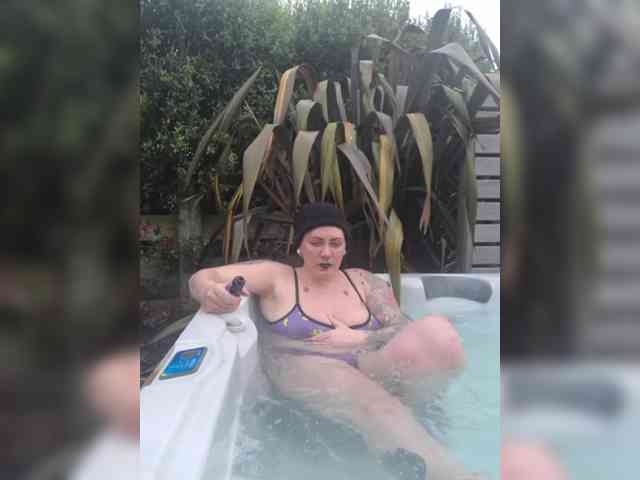 Pinkthehawk webcam