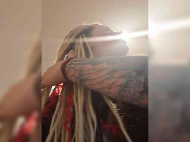 Pinkthehawk webcam