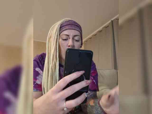 Pinkthehawk webcam