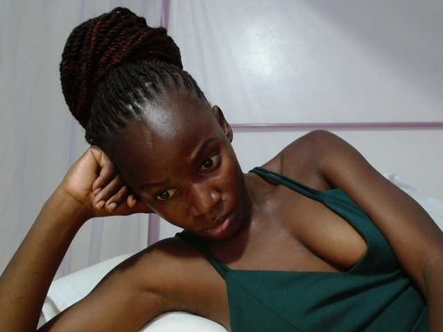 Zawadi95 live cam on BongaCams
