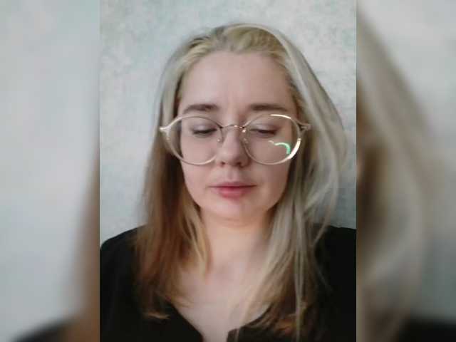 le modèle Kumiho-Lisichka est en webcam porno dans un show sur le site bongacams, il possède les tags suivants: White/Caucasian,Blonde,Shaved