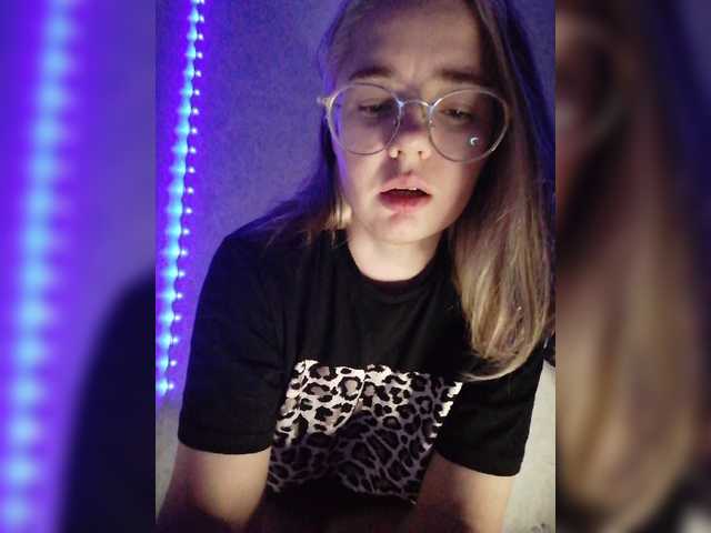 kroshka-meow live cam on BongaCams