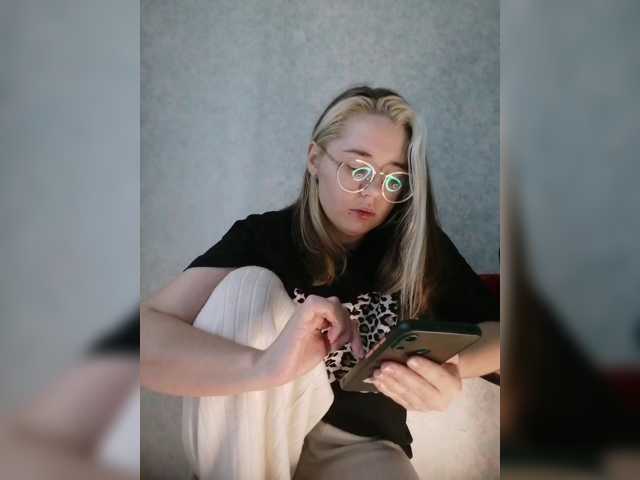 kroshka-meow live cam on BongaCams